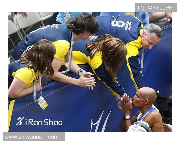 足球明星与女生亲密合照展现青春活力与运动魅力的完美瞬间